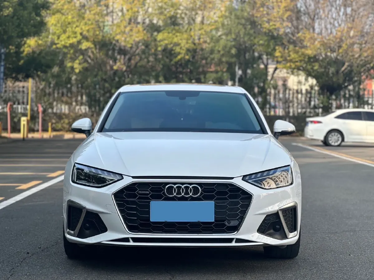 2022 Audi A4L 2.0T 190HP L4 7DCT,autocango,china used car exporter,china ev exporter,chinese used car exporter,chinese used ev exporter