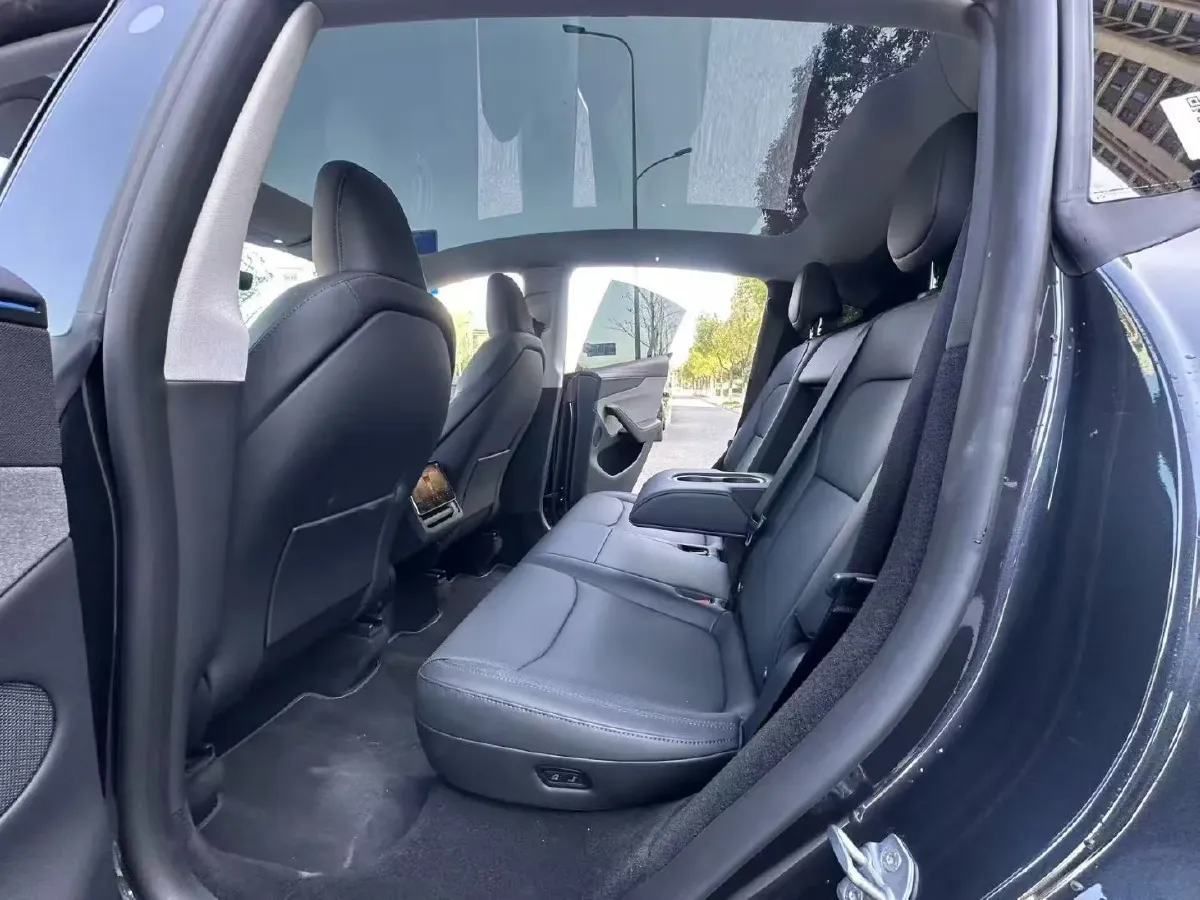 2025 Tesla Model Y BEV 62.5KWH,autocango,china used car exporter,china ev exporter,chinese used car exporter,chinese used ev exporter