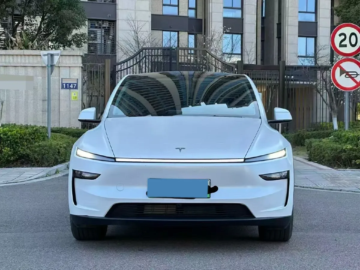 2025 Tesla Model Y BEV 62.5KWH,autocango,china used car exporter,china ev exporter,chinese used car exporter,chinese used ev exporter