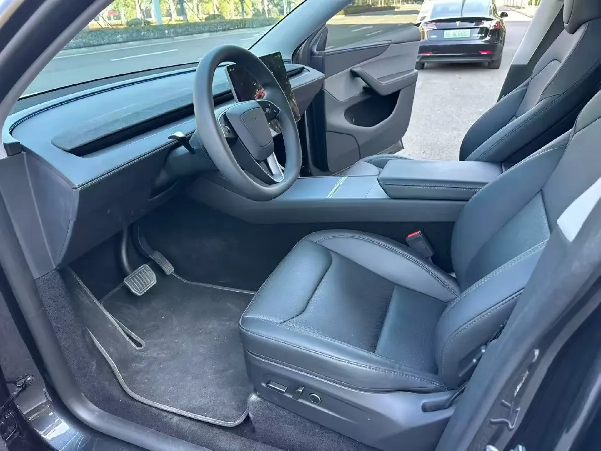 2025 Tesla Model Y BEV 62.5KWH,autocango,china used car exporter,china ev exporter,chinese used car exporter,chinese used ev exporter