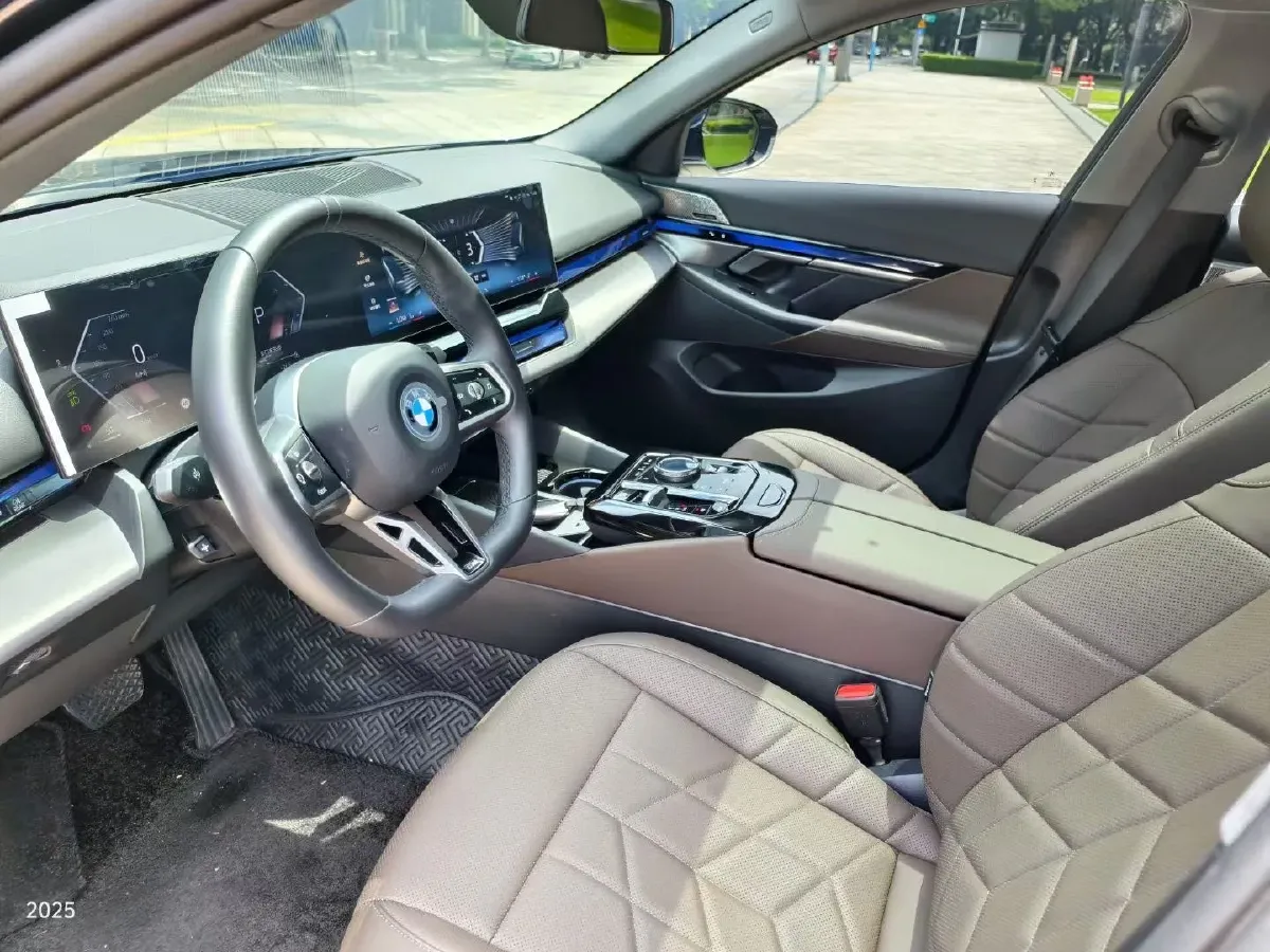 2024 BMW 5 Series 2.0T 258HP L4 8AT,autocango,china used car exporter,china ev exporter,chinese used car exporter,chinese used ev exporter