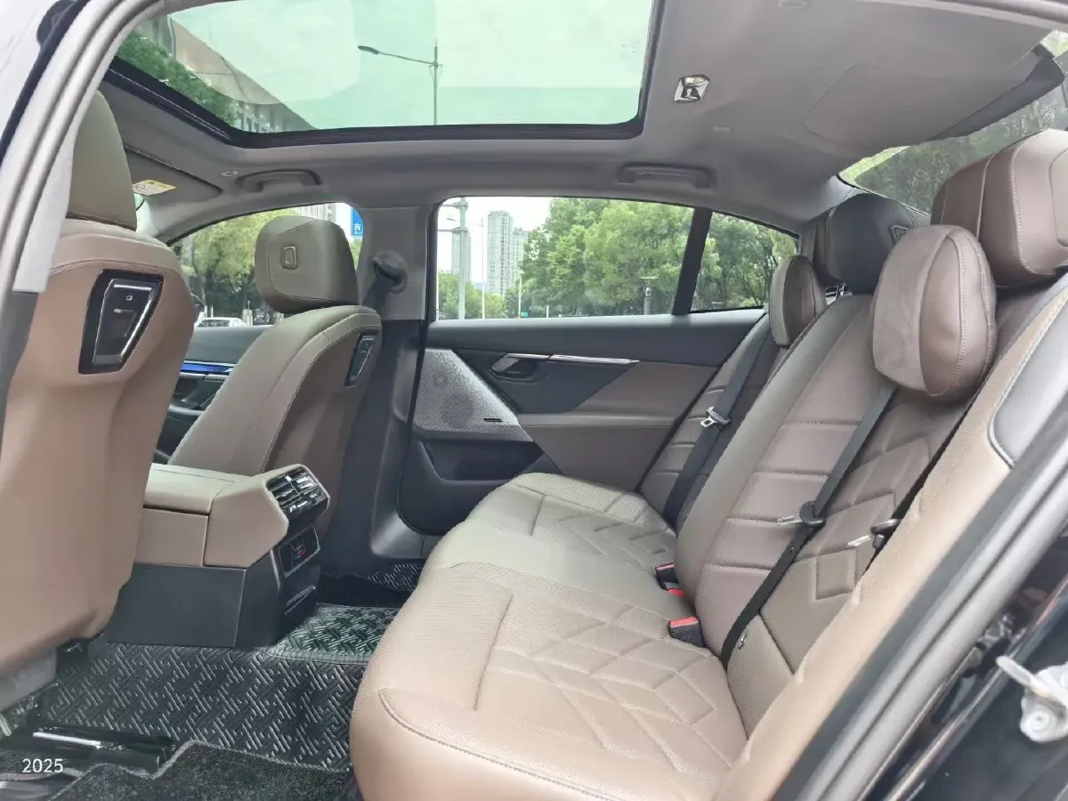 2024 BMW 5 Series 2.0T 258HP L4 8AT,autocango,china used car exporter,china ev exporter,chinese used car exporter,chinese used ev exporter