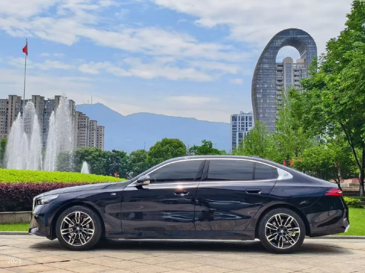 2024 BMW 5 Series 2.0T 258HP L4 8AT,autocango,china used car exporter,china ev exporter,chinese used car exporter,chinese used ev exporter