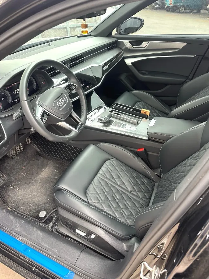 2025 Audi A6L 2.0T 245HP L4 7DCT,autocango,china used car exporter,china ev exporter,chinese used car exporter,chinese used ev exporter