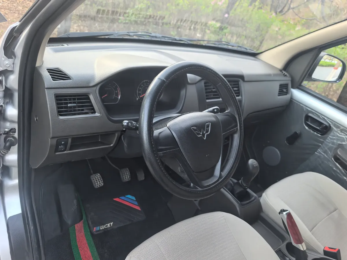 2022 WuLing RongGuang S 1.2L 76HP L4 5MT,autocango,china used car exporter,china ev exporter,chinese used car exporter,chinese used ev exporter