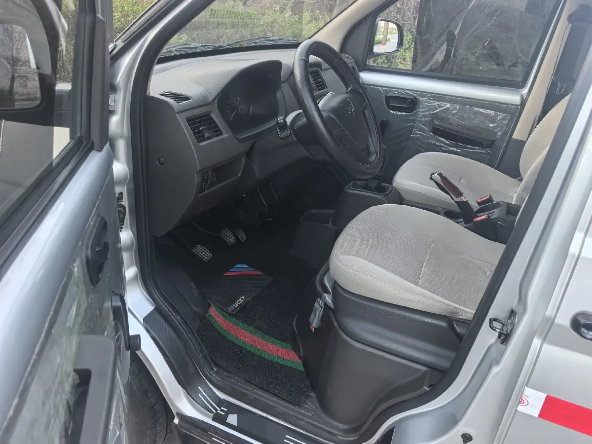 2022 WuLing RongGuang S 1.2L 76HP L4 5MT,autocango,china used car exporter,china ev exporter,chinese used car exporter,chinese used ev exporter