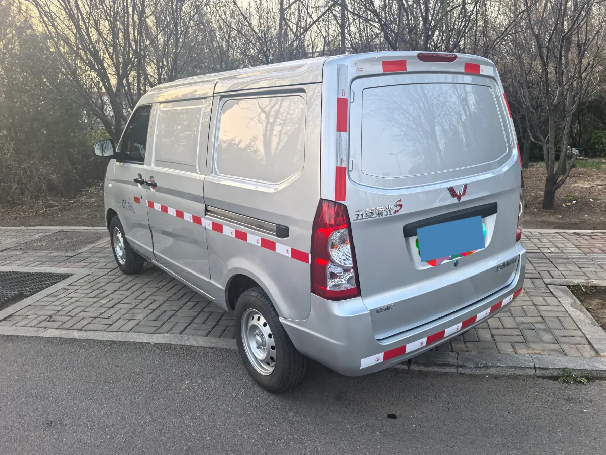 2022 WuLing RongGuang S 1.2L 76HP L4 5MT,autocango,china used car exporter,china ev exporter,chinese used car exporter,chinese used ev exporter