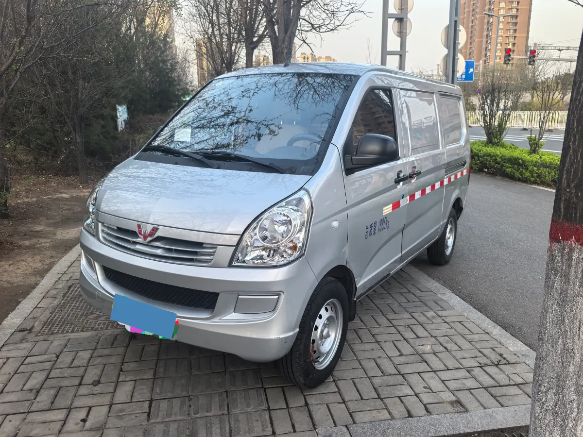 2022 WuLing RongGuang S 1.2L 76HP L4 5MT,autocango,china used car exporter,china ev exporter,chinese used car exporter,chinese used ev exporter