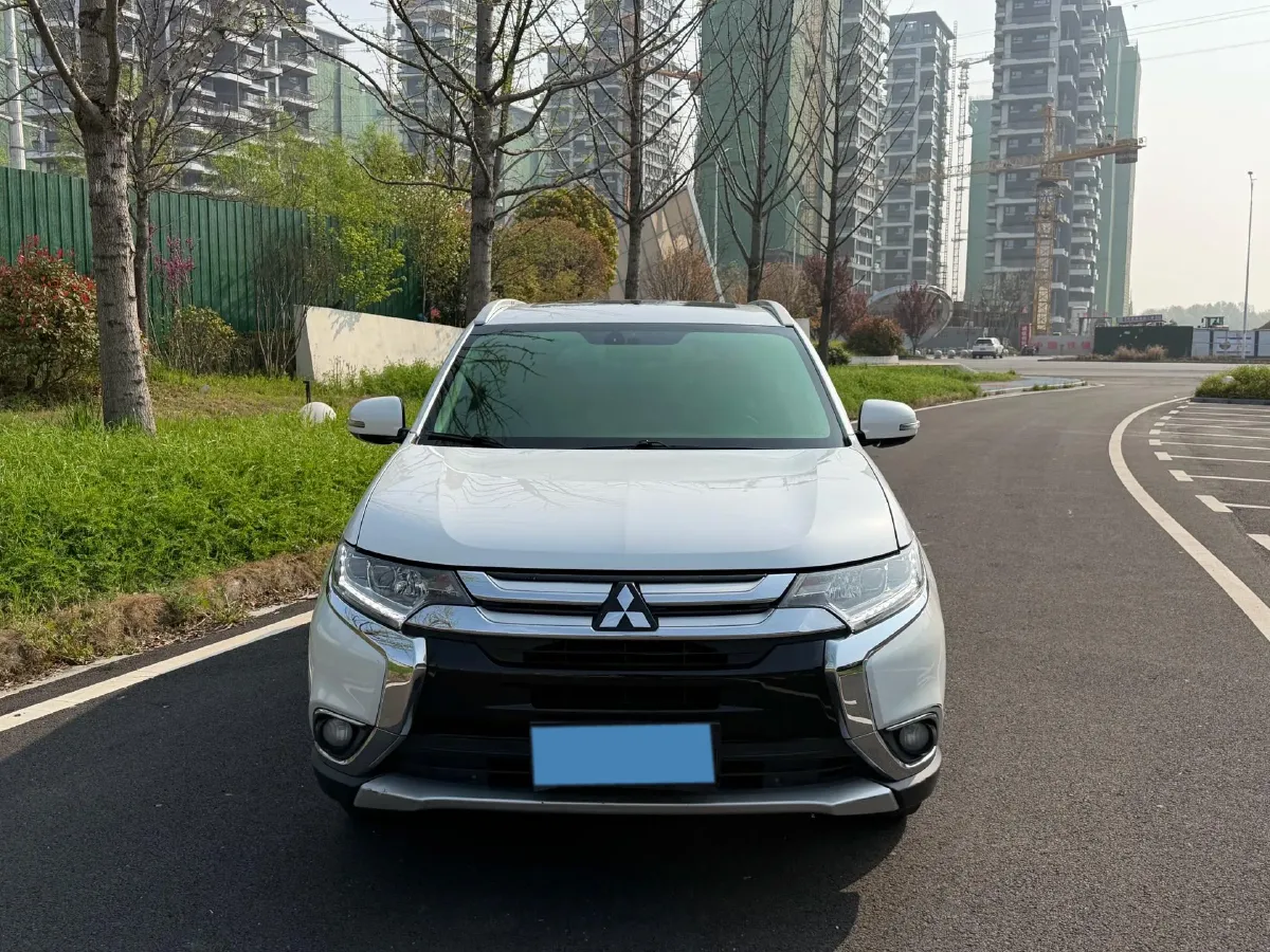 2018 Mitsubishi Outlander 2.4L 192HP L4 CVT,autocango,china used car exporter,china ev exporter,chinese used car exporter,chinese used ev exporter