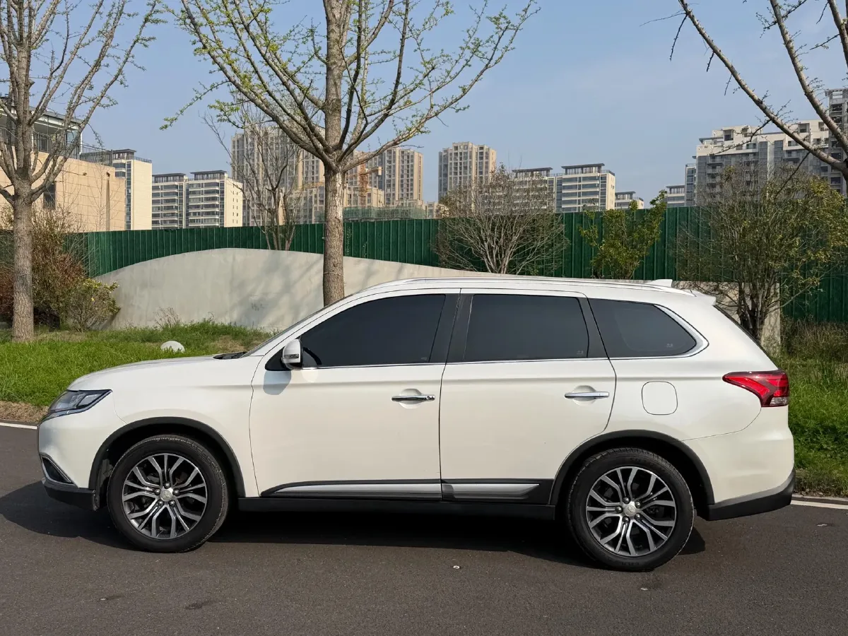 2018 Mitsubishi Outlander 2.4L 192HP L4 CVT,autocango,china used car exporter,china ev exporter,chinese used car exporter,chinese used ev exporter