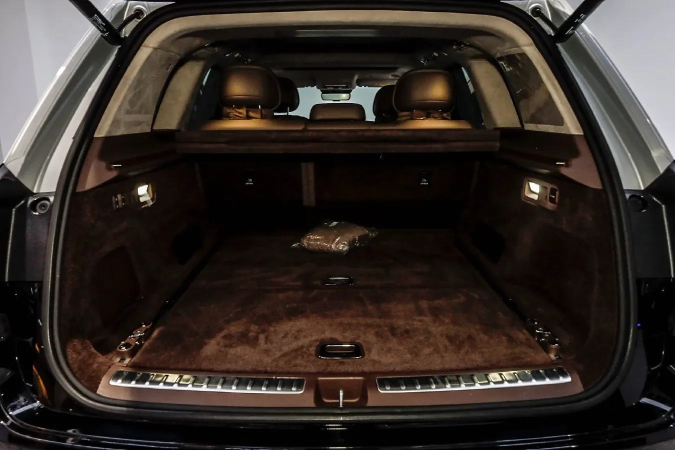 2025 AITO AITO M9 REEV 160HP REEV 52KWH,autocango,china used car exporter,china ev exporter,chinese used car exporter,chinese used ev exporter