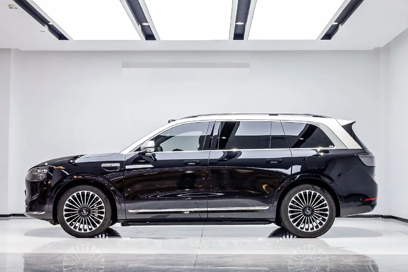 2025 AITO AITO M9 REEV 160HP REEV 52KWH,autocango,china used car exporter,china ev exporter,chinese used car exporter,chinese used ev exporter