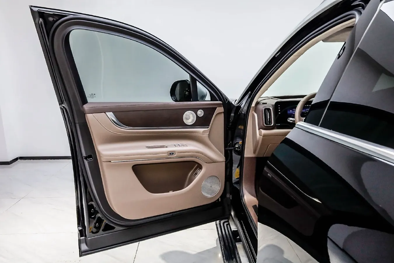 2025 AITO AITO M9 REEV 160HP REEV 52KWH,autocango,china used car exporter,china ev exporter,chinese used car exporter,chinese used ev exporter