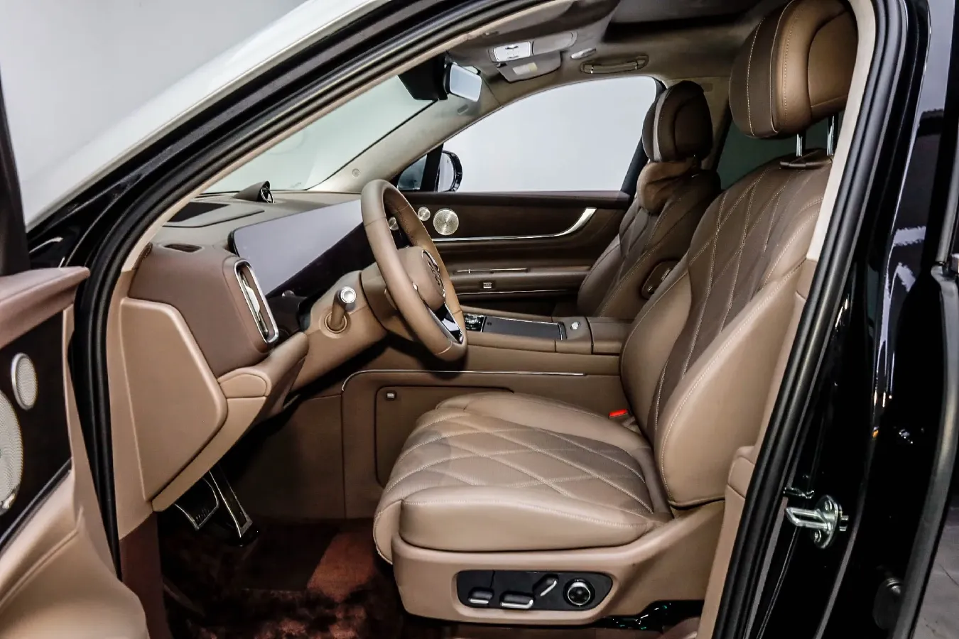 2025 AITO AITO M9 REEV 160HP REEV 52KWH,autocango,china used car exporter,china ev exporter,chinese used car exporter,chinese used ev exporter