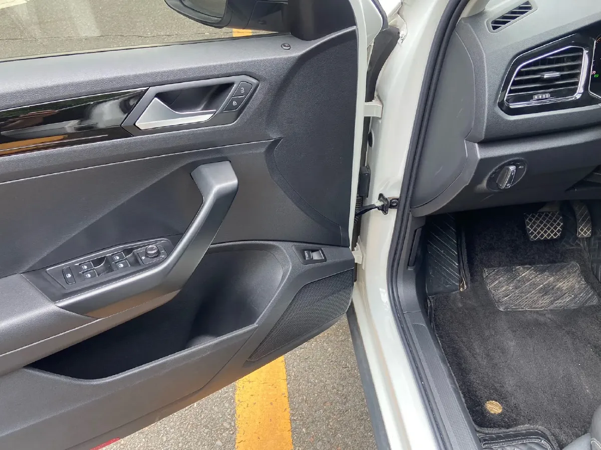 2022 Volkswagen T-Roc 1.4T 150HP L4 7DCT,autocango,china used car exporter,china ev exporter,chinese used car exporter,chinese used ev exporter