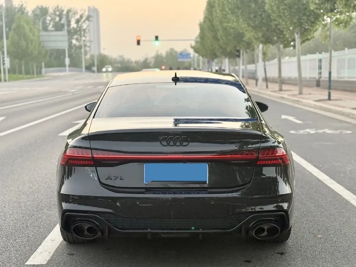 2024 Audi A7L 2.0T 245HP L4 7DCT,autocango,china used car exporter,china ev exporter,chinese used car exporter,chinese used ev exporter
