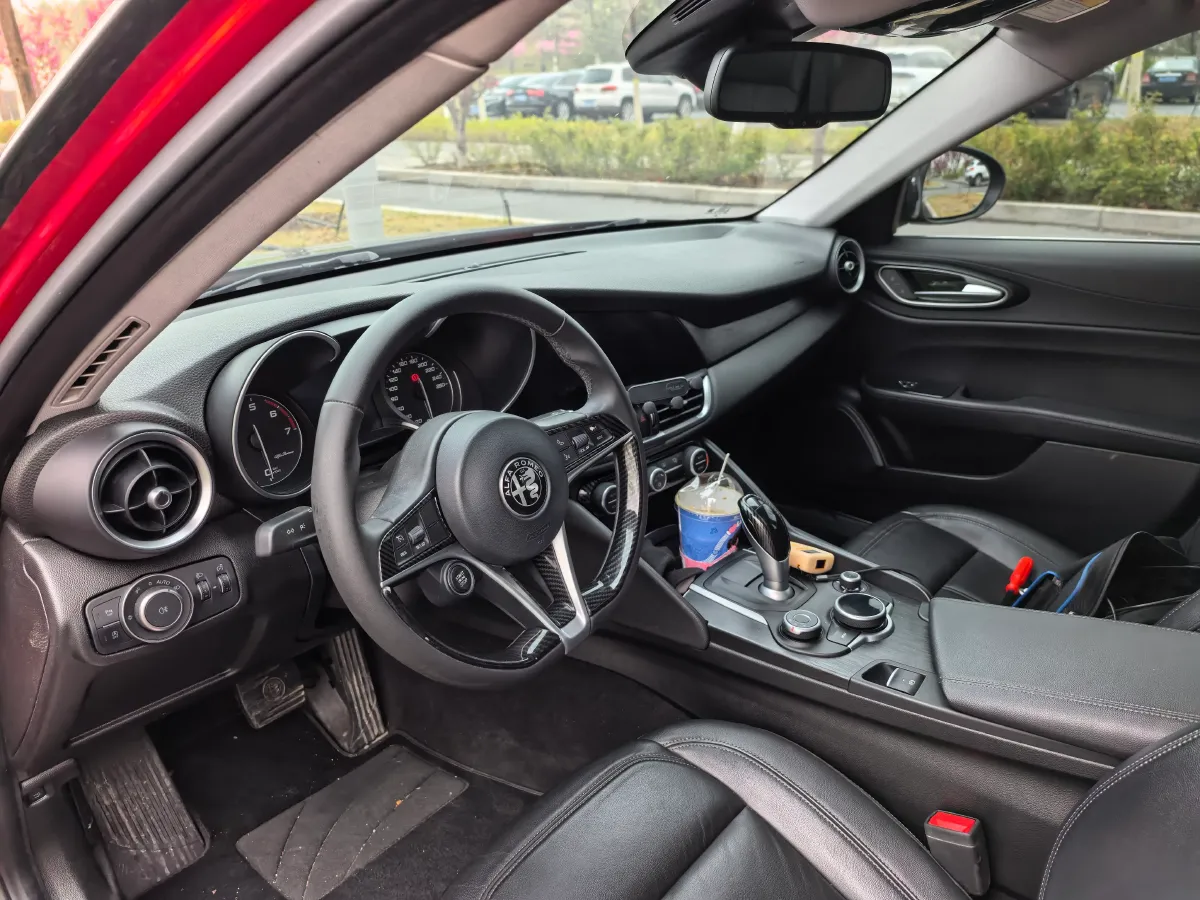 2017 Alfa Romeo Giulia 2.0T 200HP L4 8AT,autocango,china used car exporter,china ev exporter,chinese used car exporter,chinese used ev exporter