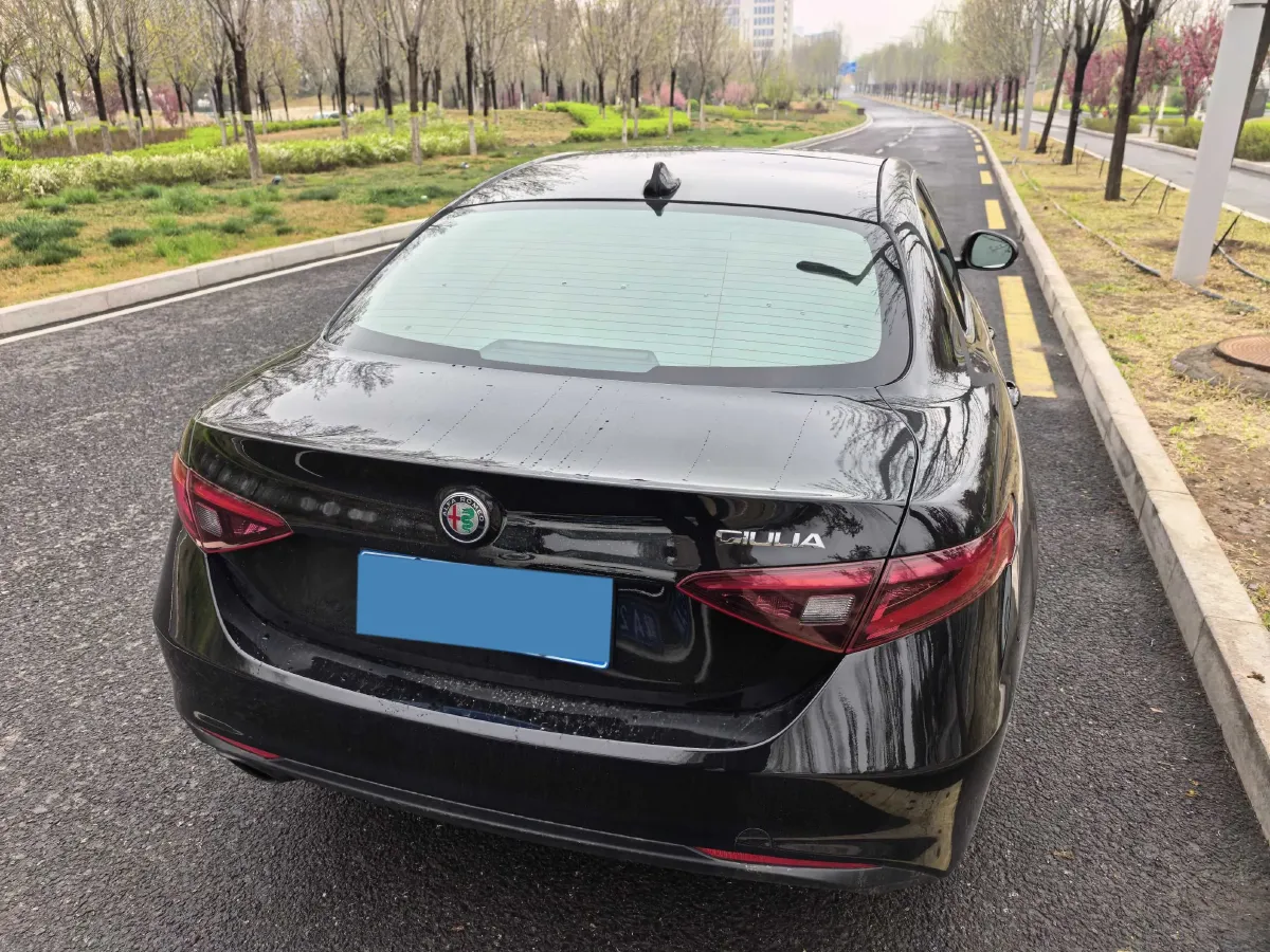 2017 Alfa Romeo Giulia 2.0T 200HP L4 8AT,autocango,china used car exporter,china ev exporter,chinese used car exporter,chinese used ev exporter