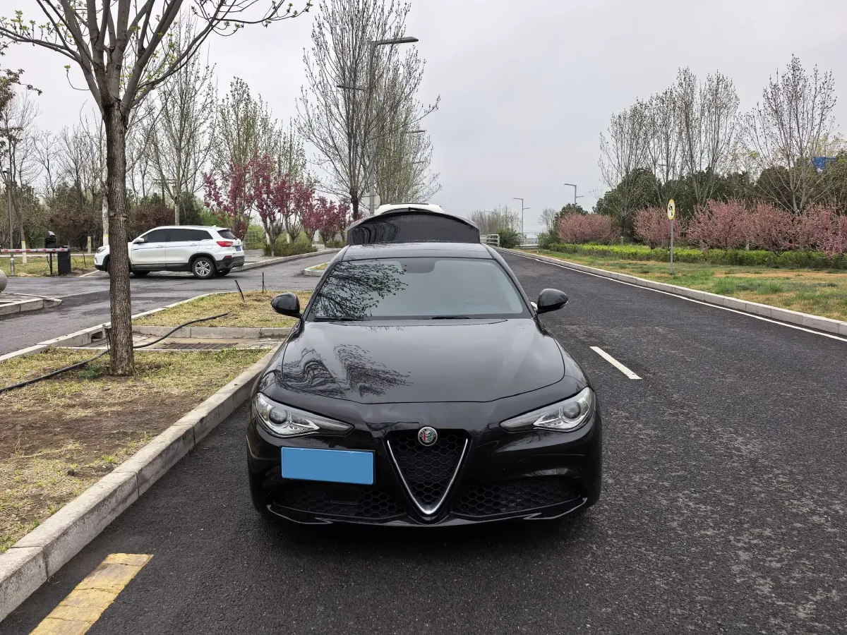 2017 Alfa Romeo Giulia 2.0T 200HP L4 8AT,autocango,china used car exporter,china ev exporter,chinese used car exporter,chinese used ev exporter