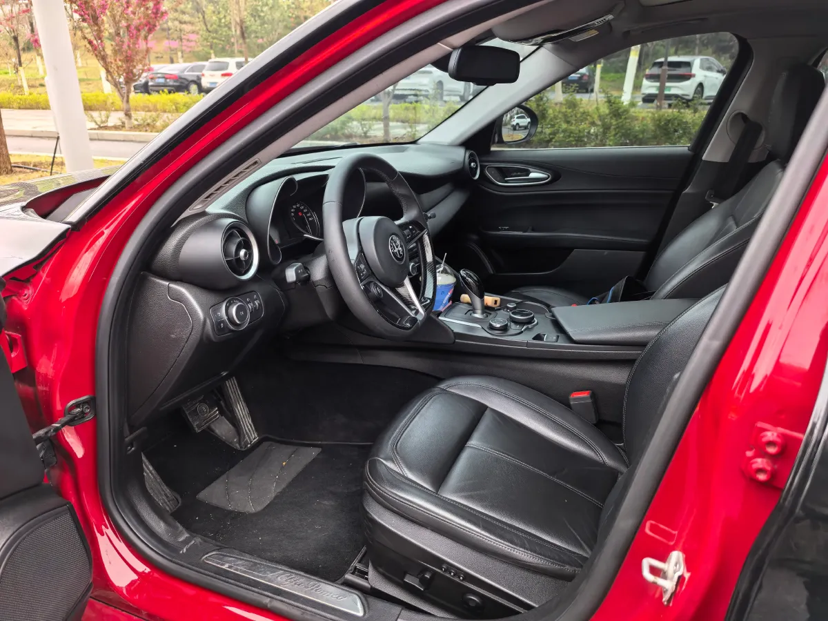 2017 Alfa Romeo Giulia 2.0T 200HP L4 8AT,autocango,china used car exporter,china ev exporter,chinese used car exporter,chinese used ev exporter