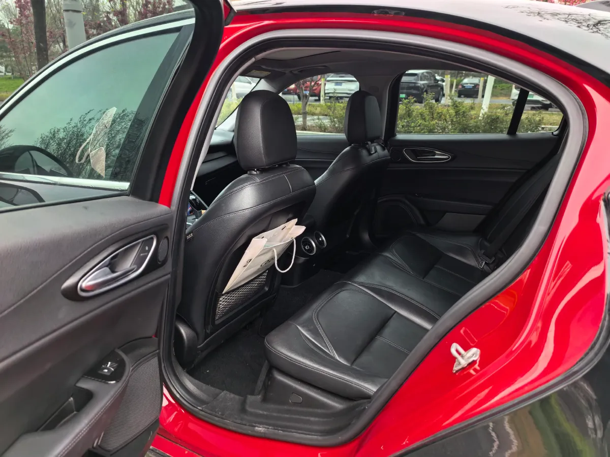 2017 Alfa Romeo Giulia 2.0T 200HP L4 8AT,autocango,china used car exporter,china ev exporter,chinese used car exporter,chinese used ev exporter