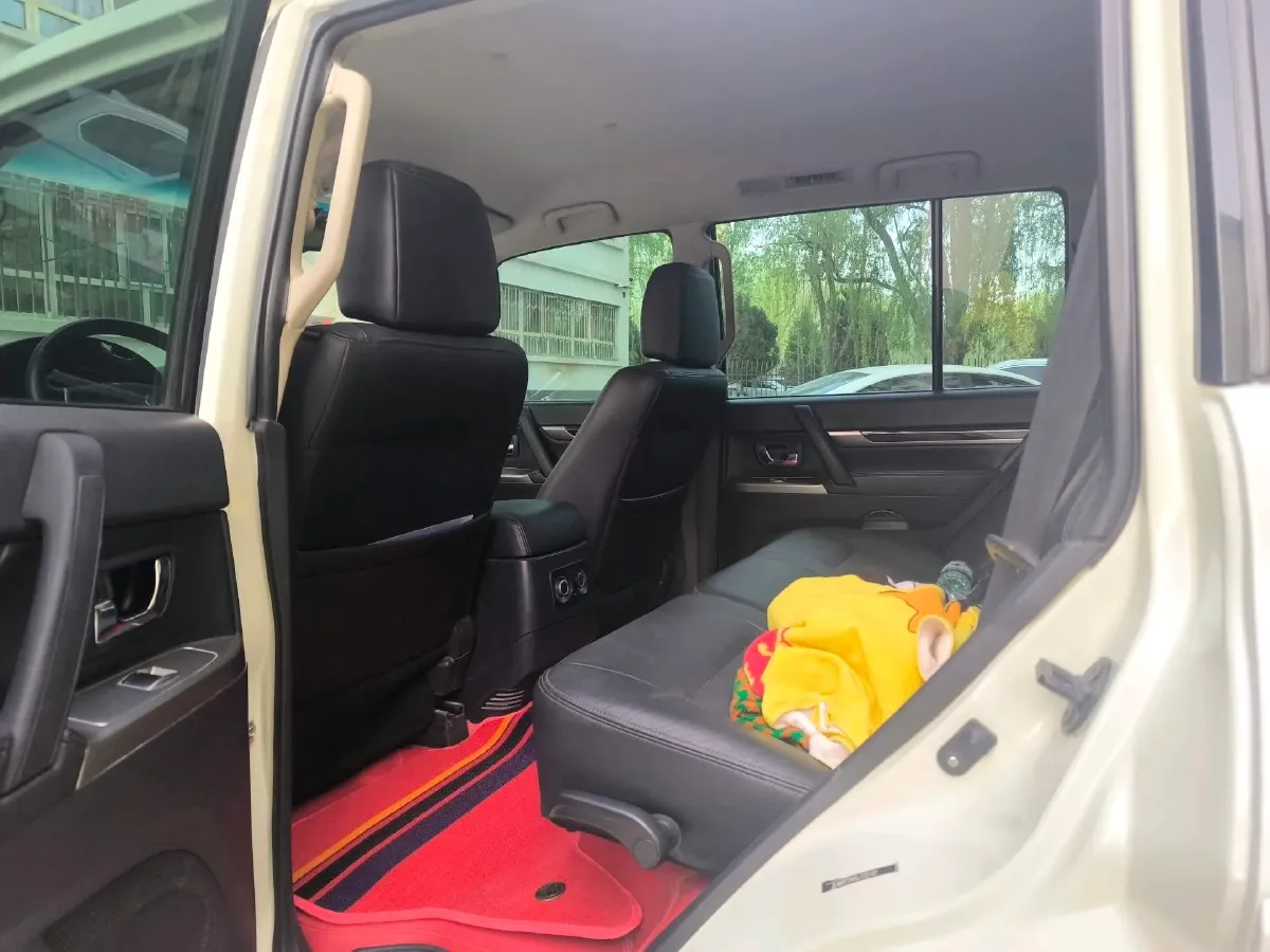 2020 Mitsubishi Pajero 3.0L 174HP V6 5AT,autocango,china used car exporter,china ev exporter,chinese used car exporter,chinese used ev exporter