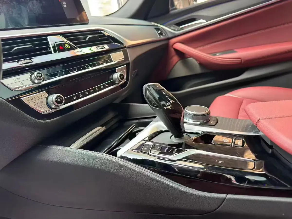 2022 BMW 5 Series 2.0T 252HP L4 8AT,autocango,china used car exporter,china ev exporter,chinese used car exporter,chinese used ev exporter