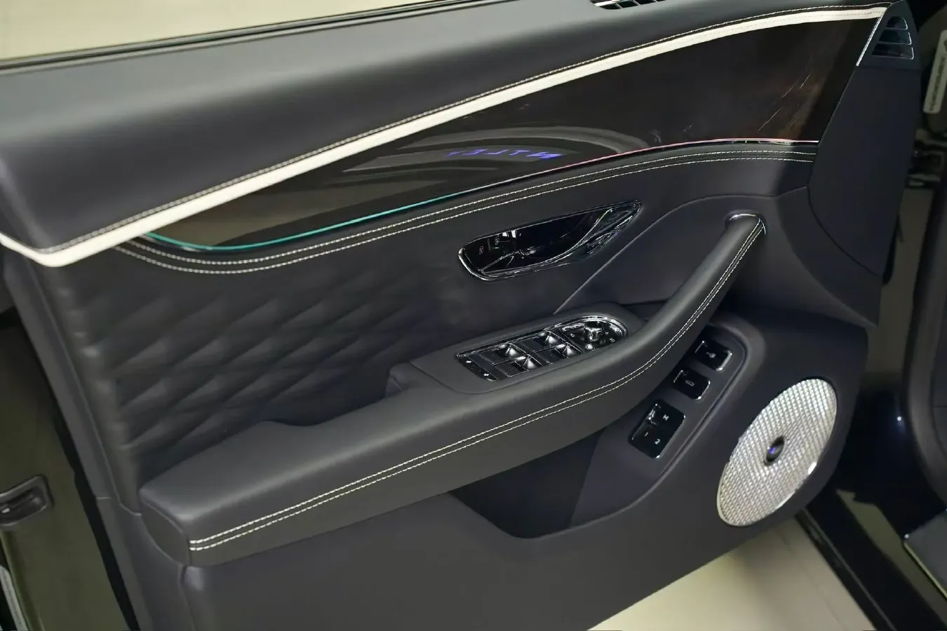 2022 Bentley Flying Spur 2.9T 416HP V6 8DCT PHEV 18KWH,autocango,china used car exporter,china ev exporter,chinese used car exporter,chinese used ev exporter