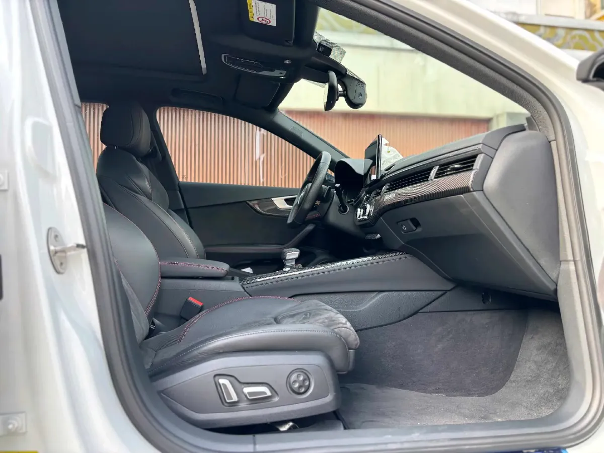 2025 Audi A4L 2.0T 245HP L4 7DCT,autocango,china used car exporter,china ev exporter,chinese used car exporter,chinese used ev exporter