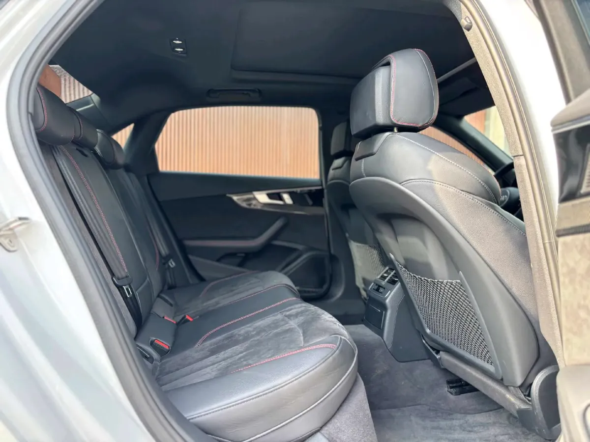 2025 Audi A4L 2.0T 245HP L4 7DCT,autocango,china used car exporter,china ev exporter,chinese used car exporter,chinese used ev exporter