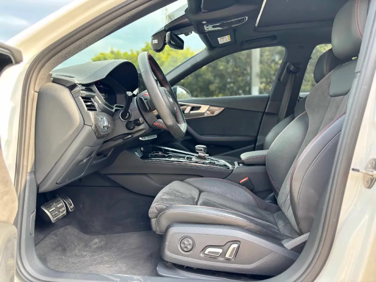 2025 Audi A4L 2.0T 245HP L4 7DCT,autocango,china used car exporter,china ev exporter,chinese used car exporter,chinese used ev exporter