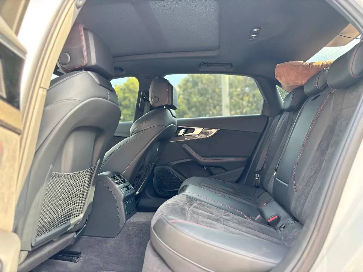 2025 Audi A4L 2.0T 245HP L4 7DCT,autocango,china used car exporter,china ev exporter,chinese used car exporter,chinese used ev exporter