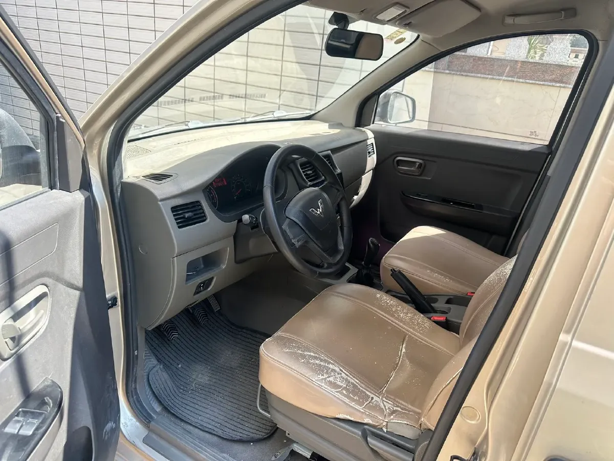 2019 WuLing RongGuang V 1.5L 99HP L4 6MT,autocango,china used car exporter,china ev exporter,chinese used car exporter,chinese used ev exporter