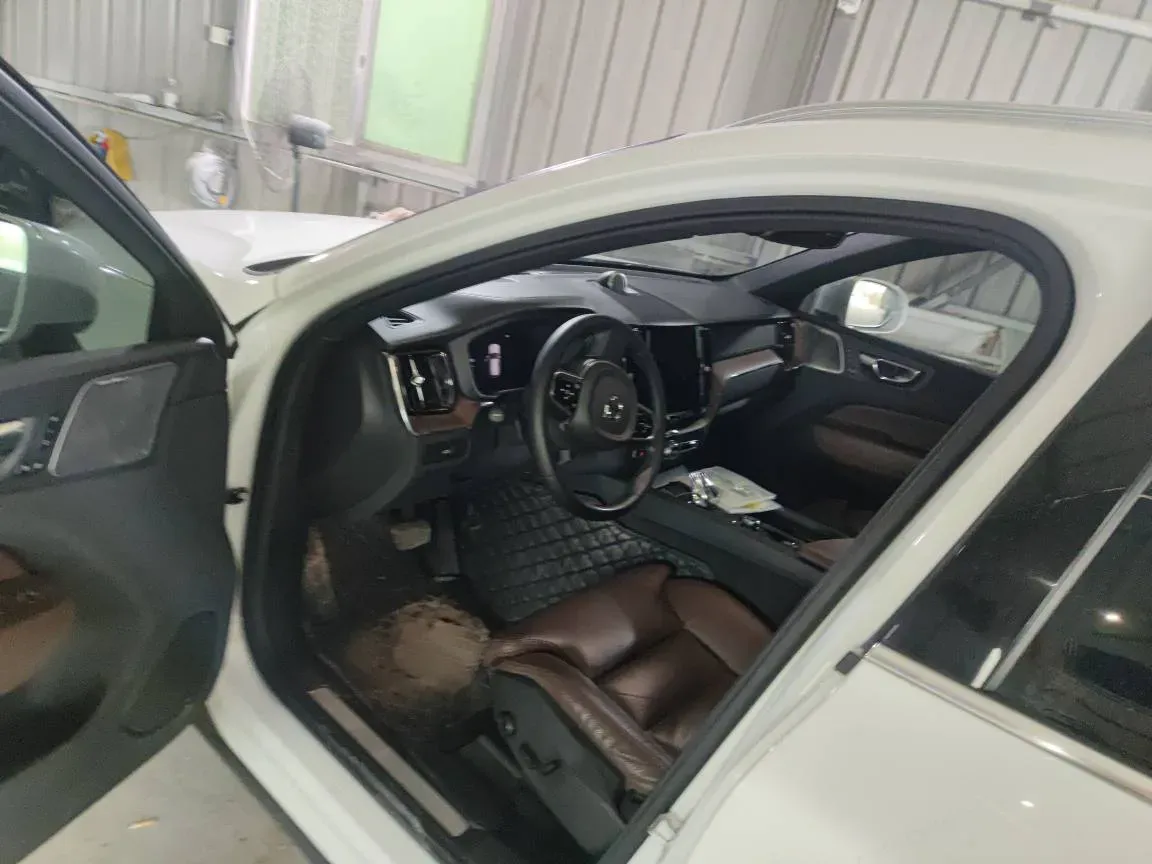 2023 Volvo XC60 2.0T 250HP L4 8AT,autocango,china used car exporter,china ev exporter,chinese used car exporter,chinese used ev exporter