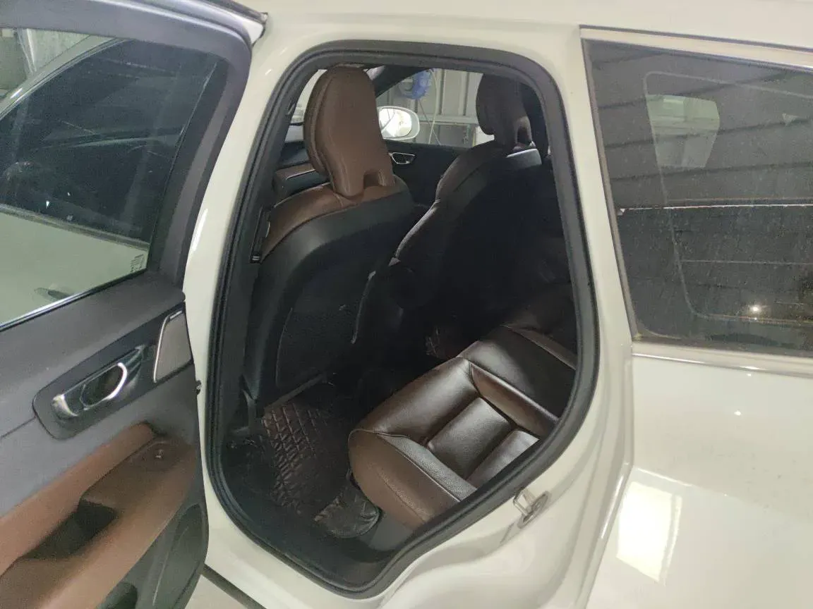 2023 Volvo XC60 2.0T 250HP L4 8AT,autocango,china used car exporter,china ev exporter,chinese used car exporter,chinese used ev exporter