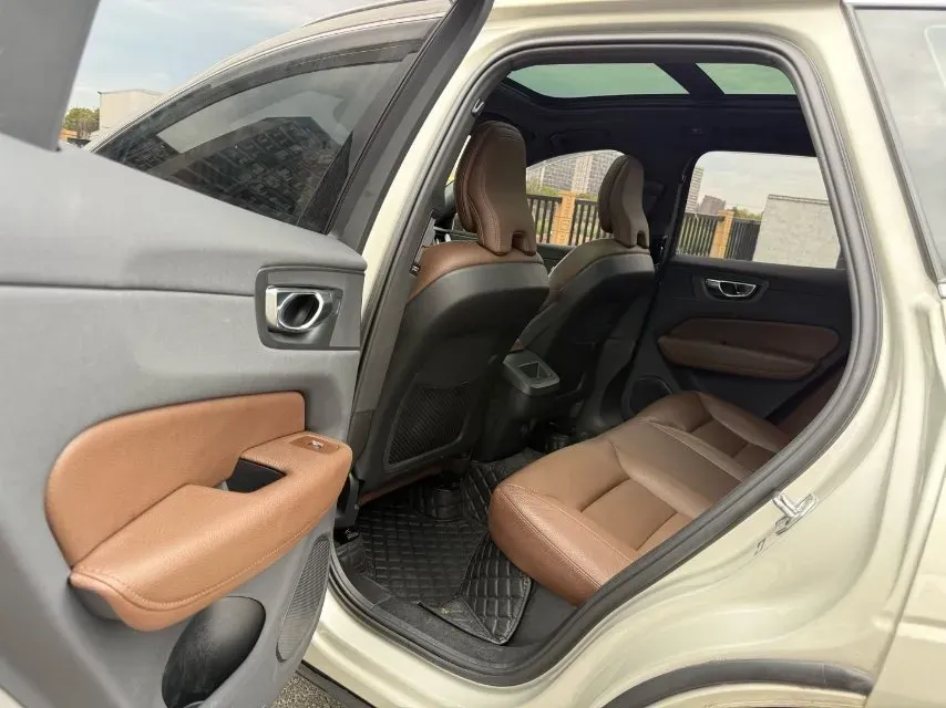 2021 Volvo XC60 2.0T 250HP L4 8AT,autocango,china used car exporter,china ev exporter,chinese used car exporter,chinese used ev exporter