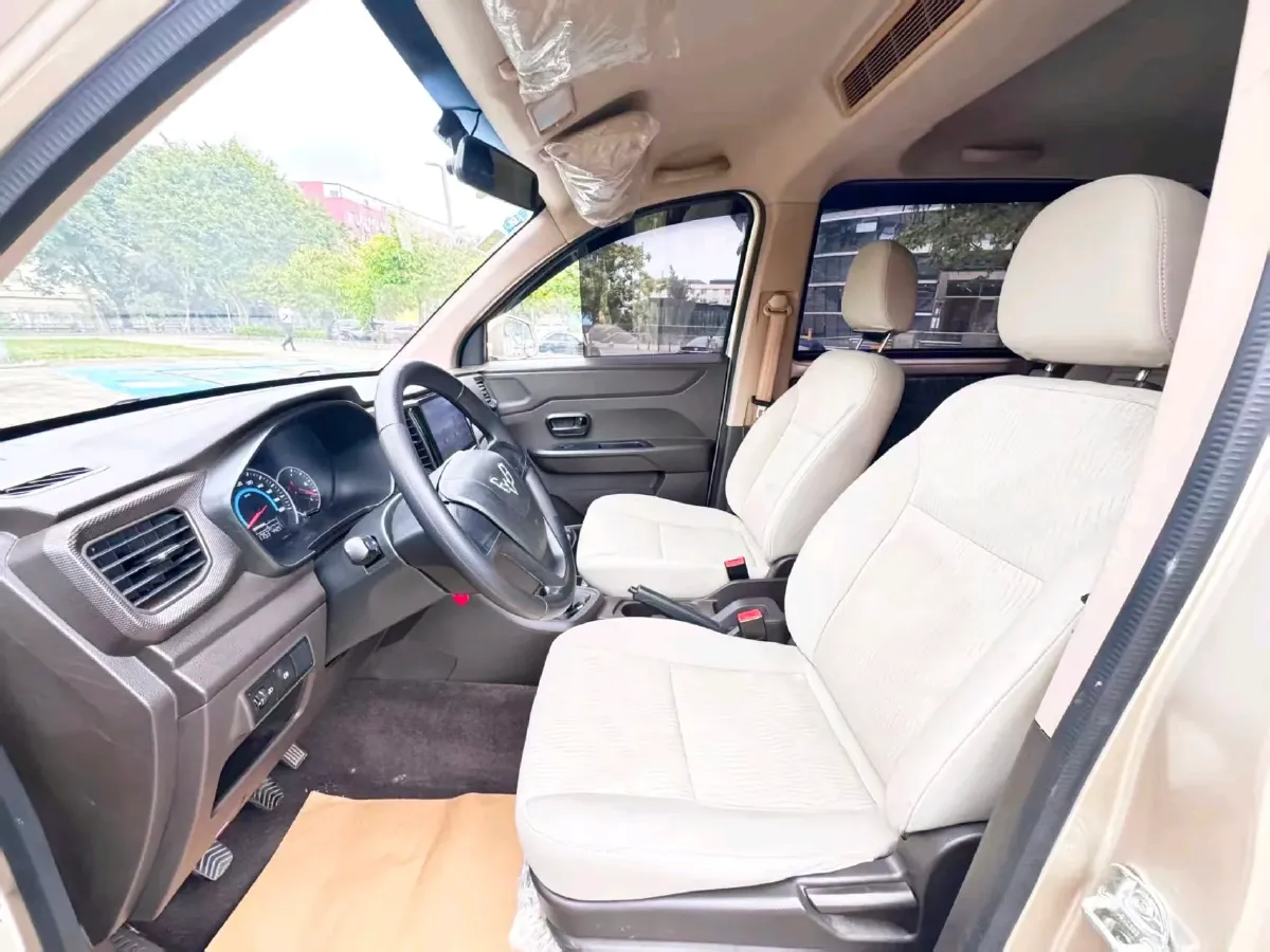 2019 WuLing HongGuang V 1.5L 99HP L4 6MT,autocango,china used car exporter,china ev exporter,chinese used car exporter,chinese used ev exporter