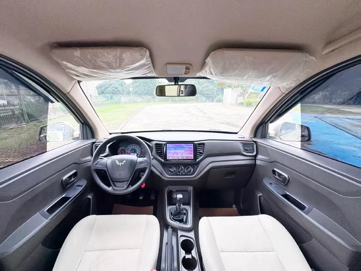 2019 WuLing HongGuang V 1.5L 99HP L4 6MT,autocango,china used car exporter,china ev exporter,chinese used car exporter,chinese used ev exporter