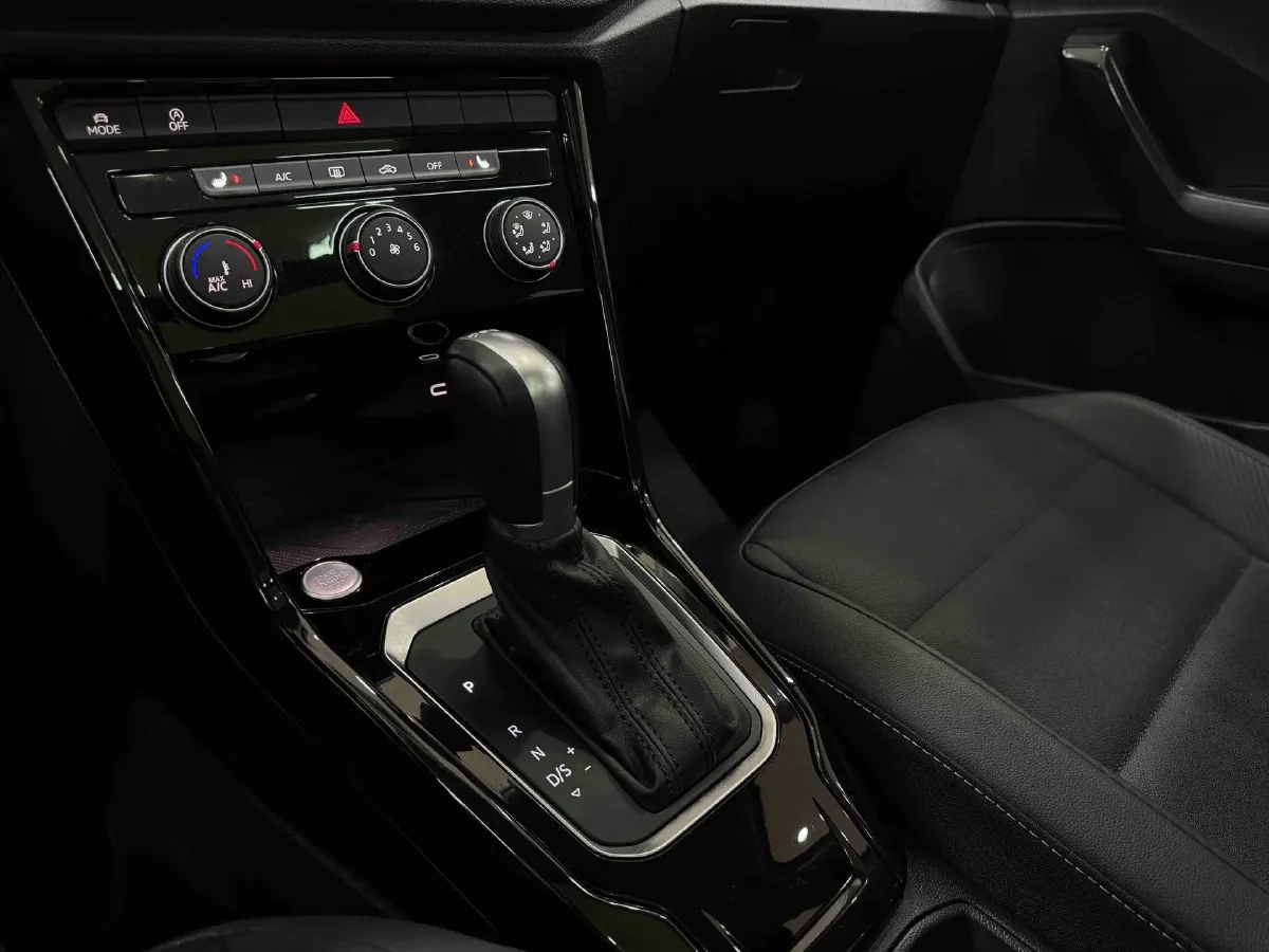 2022 Volkswagen T-Roc 1.4T 150HP L4 7DCT,autocango,china used car exporter,china ev exporter,chinese used car exporter,chinese used ev exporter