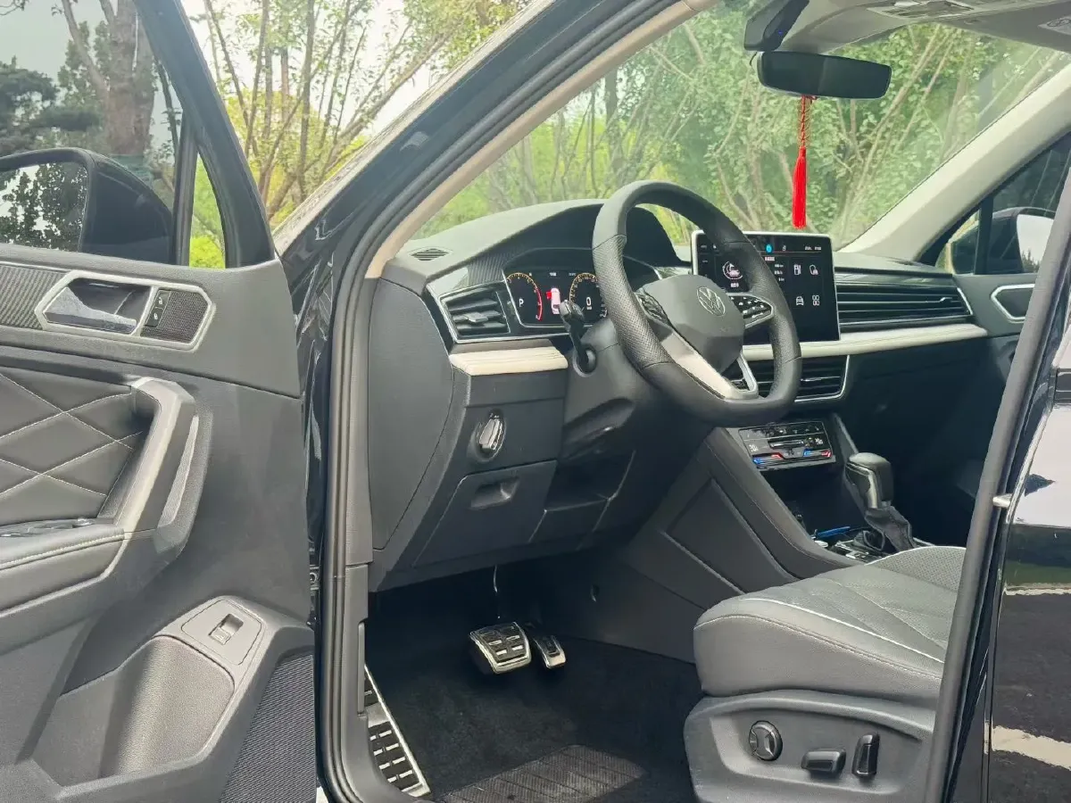 2023 Volkswagen Tiguan L 2.0T 186HP L4 7DCT,autocango,china used car exporter,china ev exporter,chinese used car exporter,chinese used ev exporter