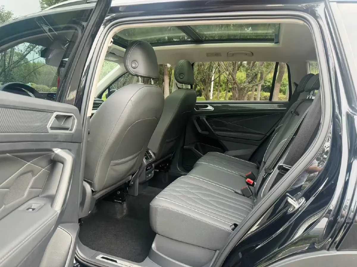 2023 Volkswagen Tiguan L 2.0T 186HP L4 7DCT,autocango,china used car exporter,china ev exporter,chinese used car exporter,chinese used ev exporter