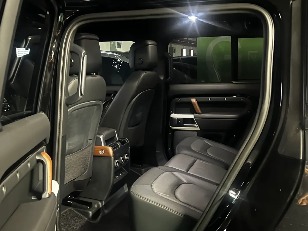 2024 Land Rover Defender 3.0T 400HP L6 8AT,autocango,china used car exporter,china ev exporter,chinese used car exporter,chinese used ev exporter