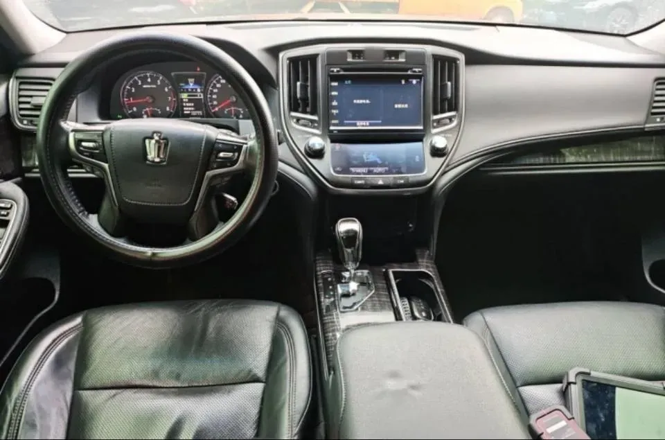 2015 Toyota Crown 2.0T 235HP L4 8AT,autocango,china used car exporter,china ev exporter,chinese used car exporter,chinese used ev exporter