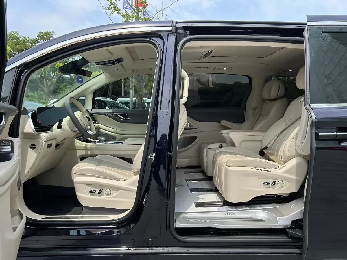 2024 Voyah Dream 1.5T 150HP L4 PHEV 43KWH,autocango,china used car exporter,china ev exporter,chinese used car exporter,chinese used ev exporter