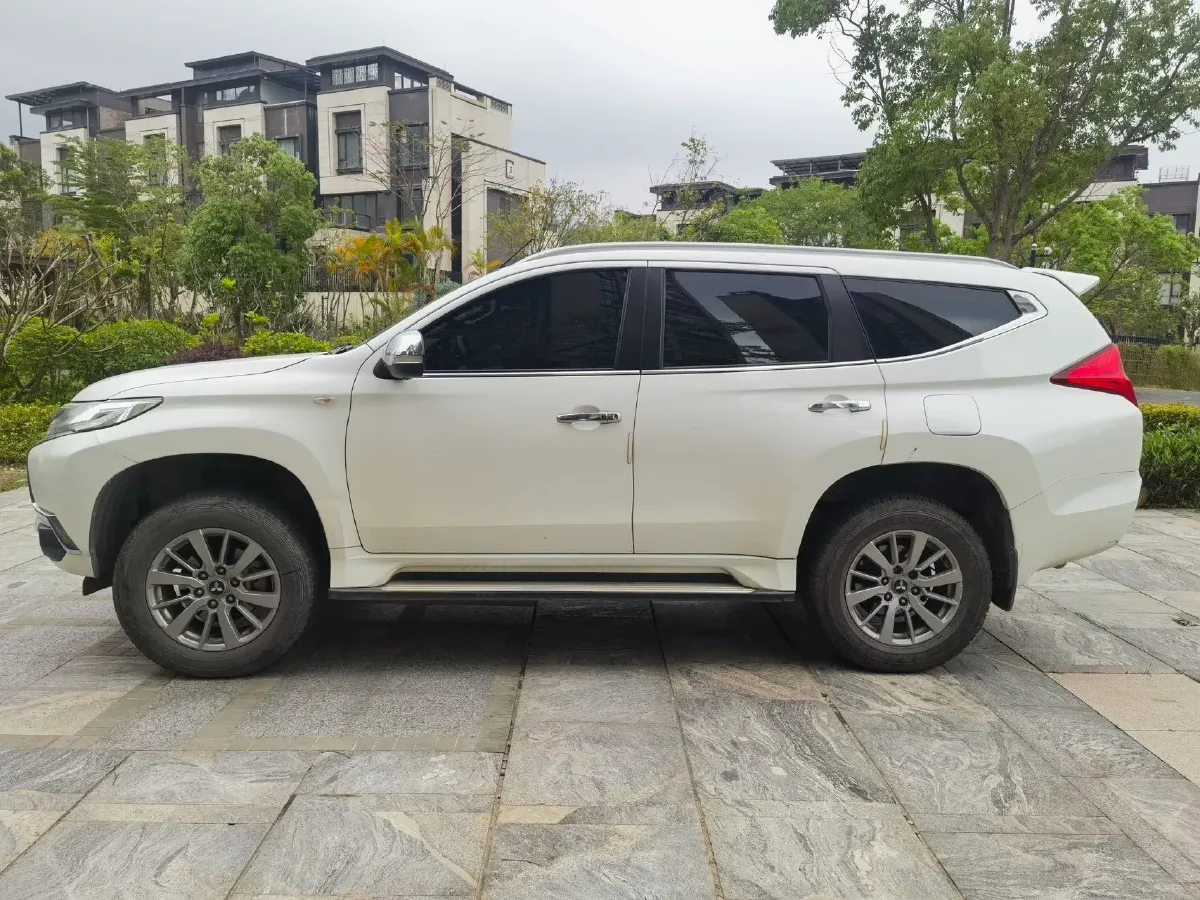 2019 Mitsubishi Pajero 3.0L 209HP V6 8AT,autocango,china used car exporter,china ev exporter,chinese used car exporter,chinese used ev exporter