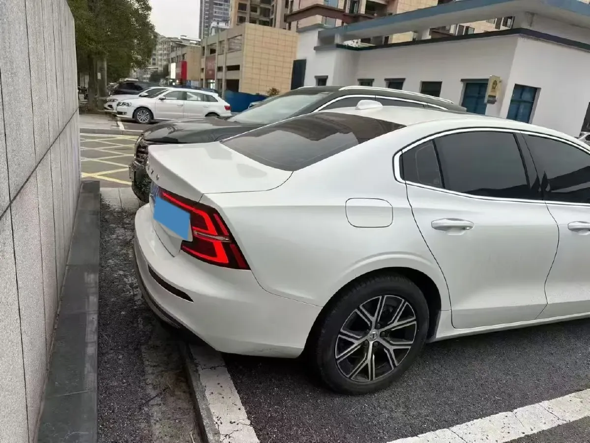 2025 Volvo S60 2.0T 197HP L4 7DCT,autocango,china used car exporter,china ev exporter,chinese used car exporter,chinese used ev exporter