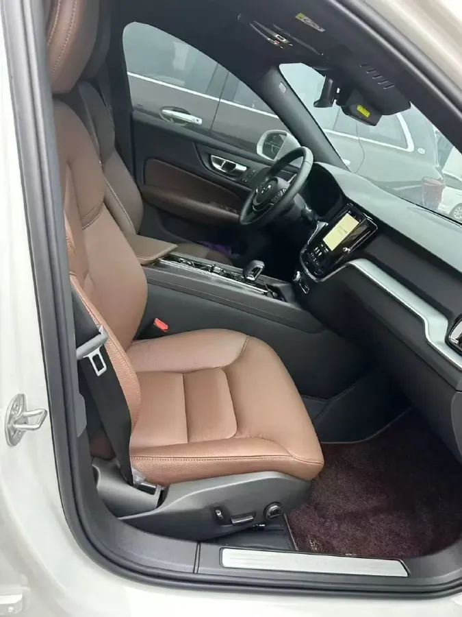 2025 Volvo S60 2.0T 197HP L4 7DCT,autocango,china used car exporter,china ev exporter,chinese used car exporter,chinese used ev exporter