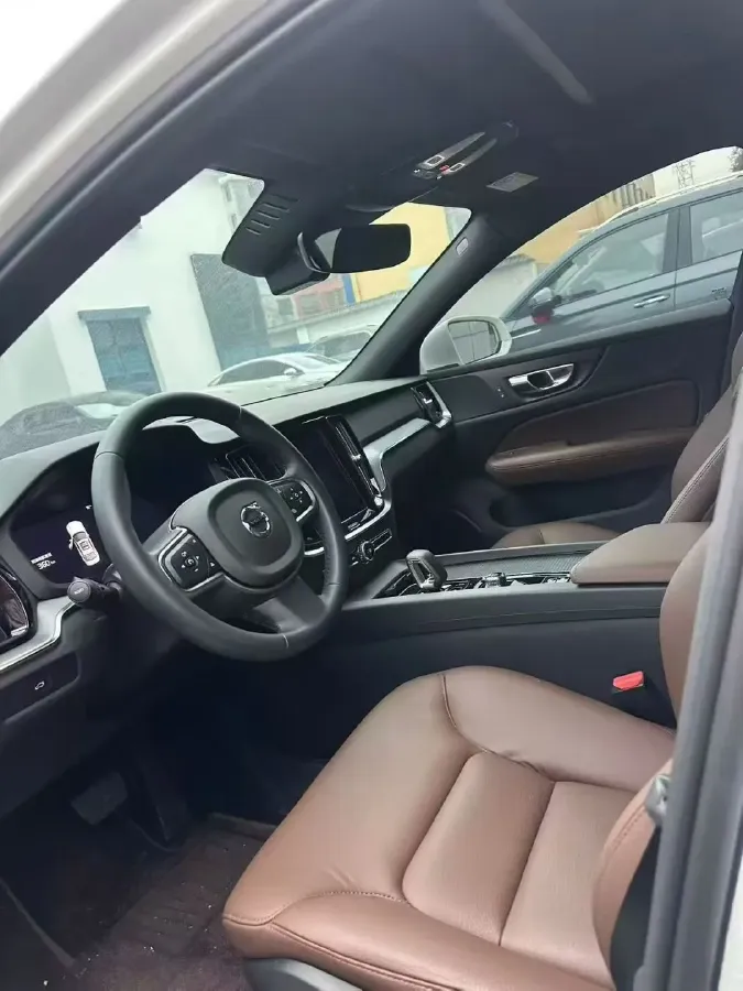 2025 Volvo S60 2.0T 197HP L4 7DCT,autocango,china used car exporter,china ev exporter,chinese used car exporter,chinese used ev exporter