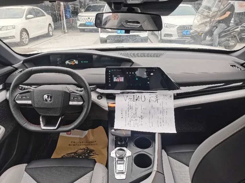 2024 ChangAn UNI-V iDD 1.5L 110HP L4 E-CVT PHEV 18.99KWH,autocango,china used car exporter,china ev exporter,chinese used car exporter,chinese used ev exporter