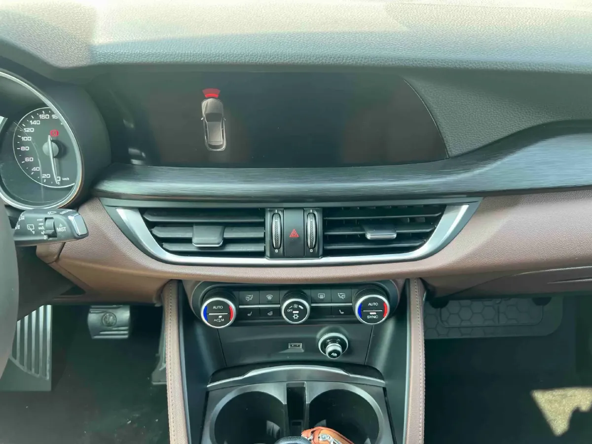 2017 Jaguar XE 2.0T 240HP L4 8AT,autocango,china used car exporter,china ev exporter,chinese used car exporter,chinese used ev exporter